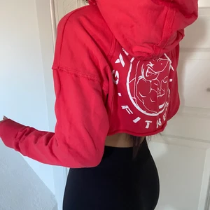 Gymshark croppad hoodie - Superfin croppad gymsharkhoodie i storlek S med tryck på ryggen. Tyvärr har den inte kommit så mycket till användning och är därför i mycket bra skick. Bud från 100 kr❤️💖💗