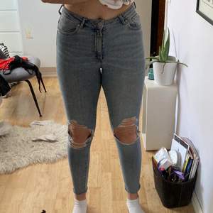 Skinny Jeans med hål i sig