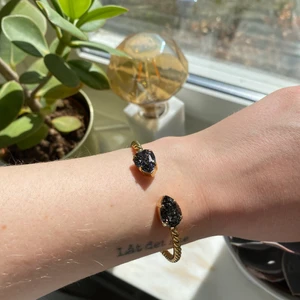 Armband Caroline Svedbom  - Så gott som oanvänt armband från Caroline Svedbom. Säljer det eftersom jag mest använder silversmycken! Kan tänka mig att byta mot ett armband i samma modell men silver istället! 