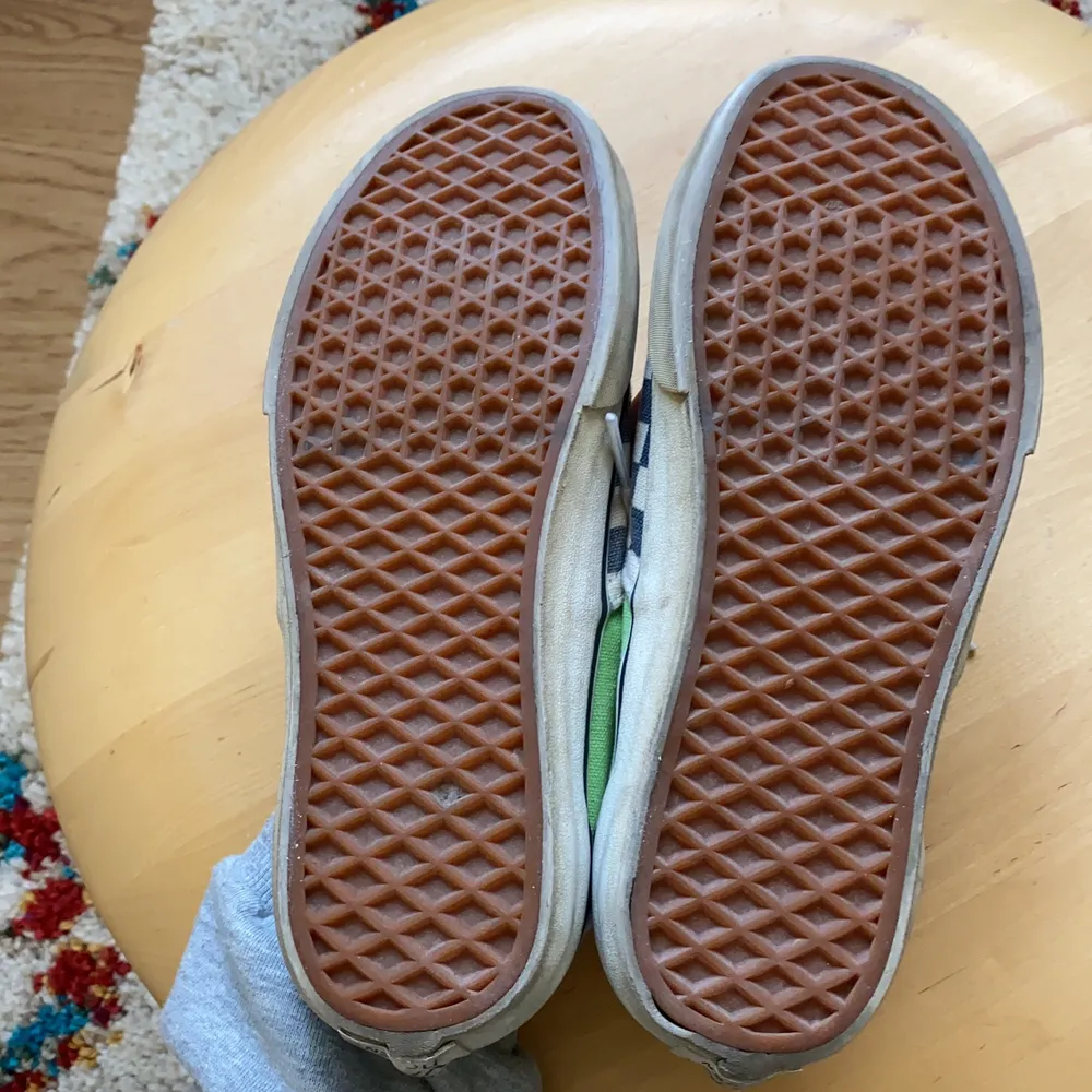 Vans köpta i New York, sparsamt använda men aningen missfärgade inuti av iläggssulor. Annars fint begagnat skick. US Mens 6. Skor.