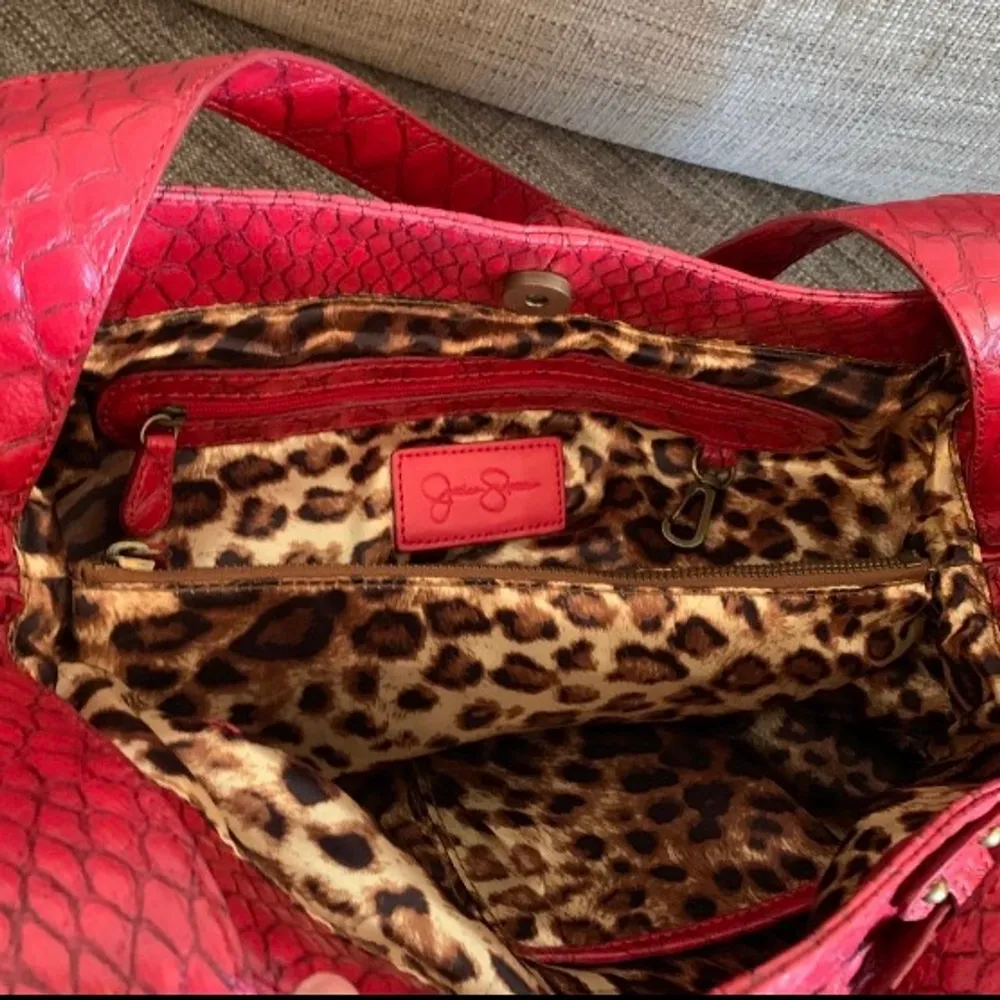 Jessica Simpson röd (lite mörkare röd än i bilden) väska Fint skick. Måttet är ca 43x28x12. Endast avhämtning i Norra Djurgårdsstaden eller post vid fraktbetalning. Väskor.