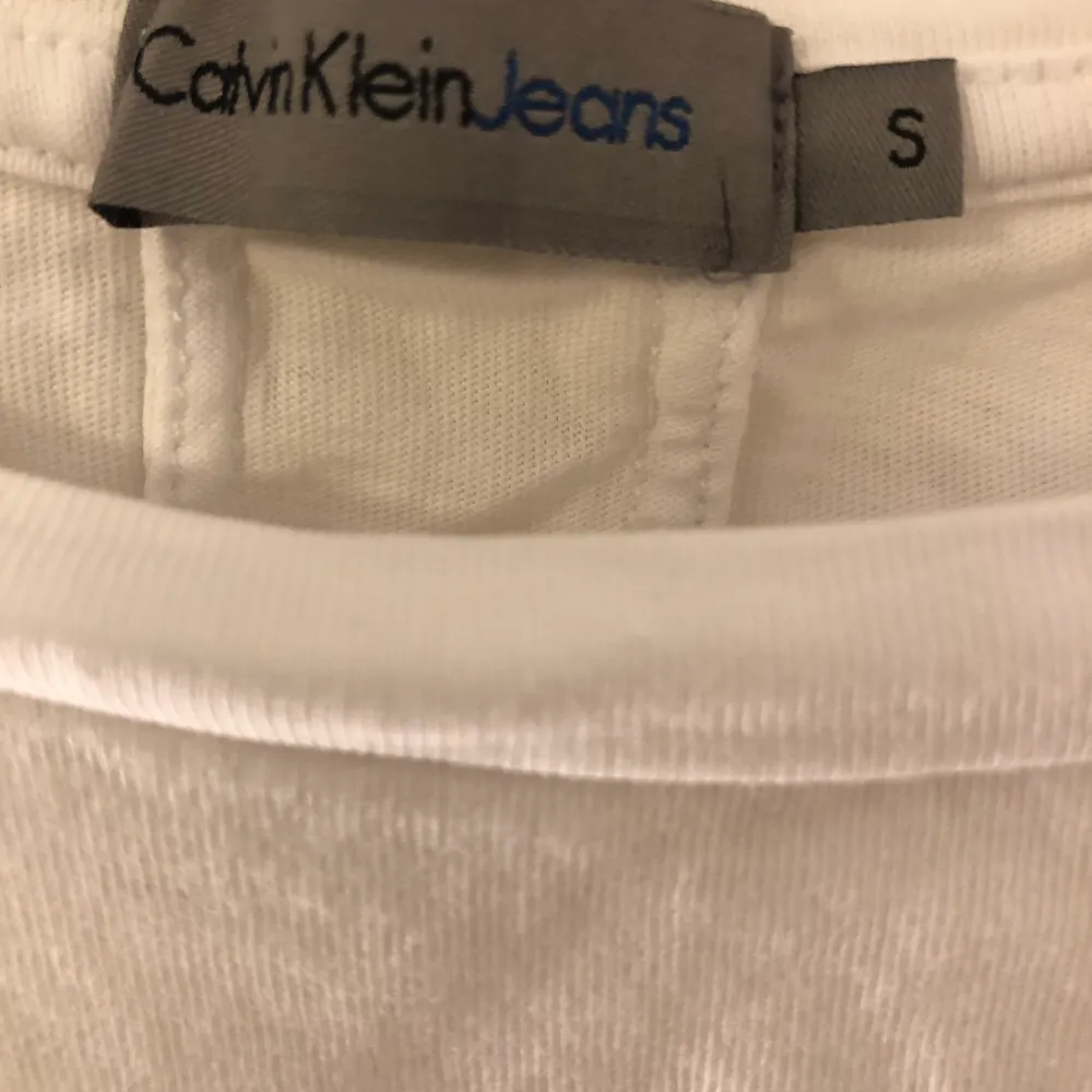 Äkta Calvin Klein t-shirt. Köpt för 500kr men säljer för 150kr eller bud! ✨🤍 Storlek S men skulle säga de passar mellan XS-M beroende på hur man vill att den ska sitta!. T-shirts.