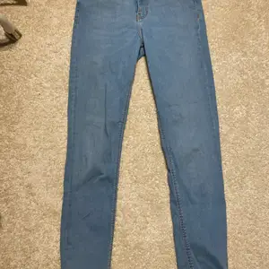 ett par skinny jeans från zara använda max 2 gånger och är i fint skick men haken har gått sönder 