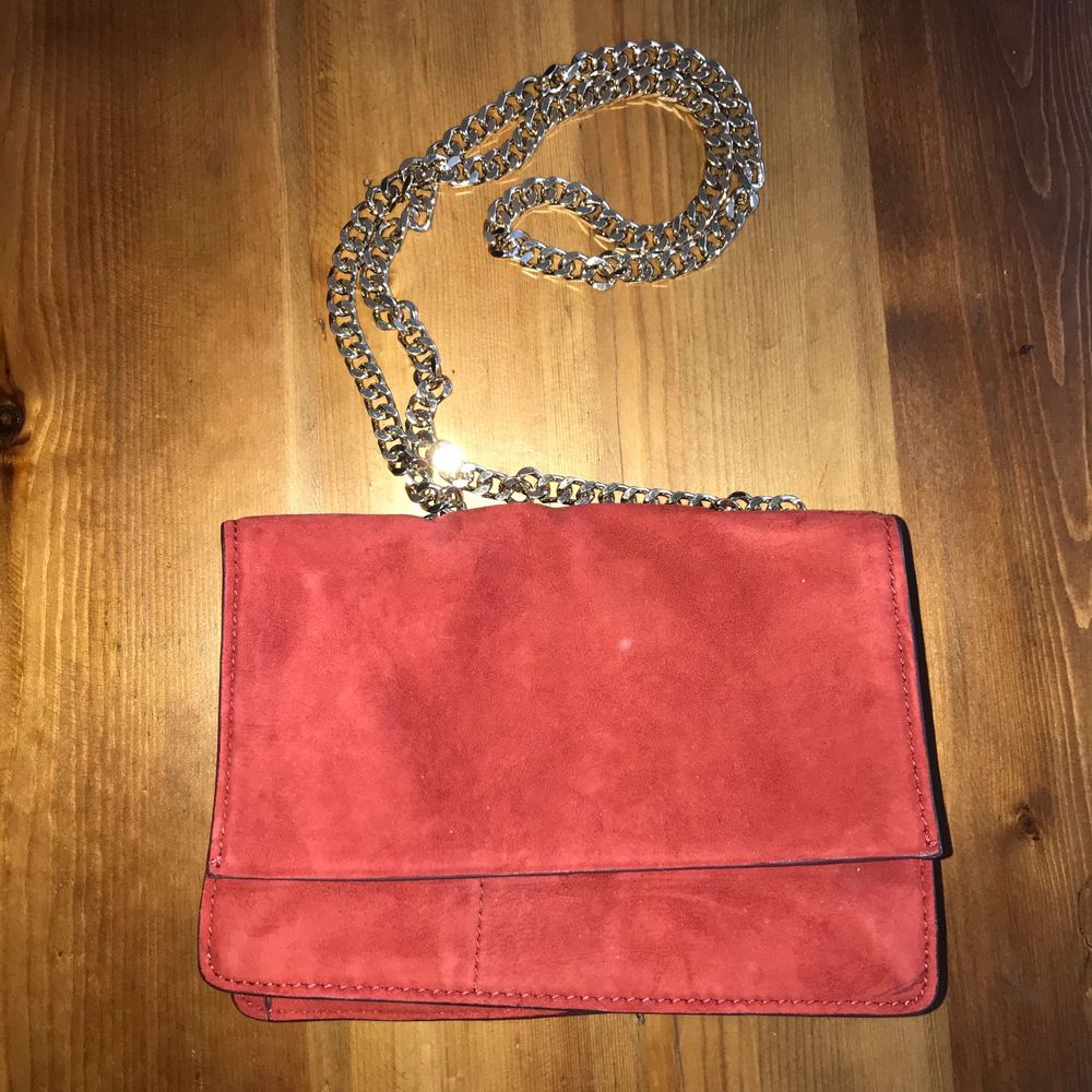 Nypris $50. Price reflects the bag. Moderate use. Lining clean and intact. No stains, holes, etc. Disclaimer: Please expect some general wear in all secondhand pre-owned items as they have lived a previous life, so do not expect a mint item.. Väskor.