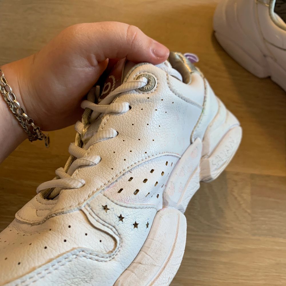 dessa vita sneakers från bugatti⚡️ som man ser på bild 1 så har jag ritat på ena skon, men det är iprincip helt osynligt när man inte tittar nära, men därav det billigare priset! ❤️jätte söta detaljer med stjärnorna . Skor.