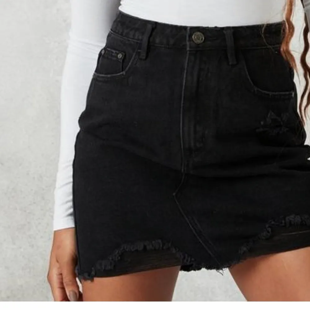 Helt ny jeanskjol från Missguided med prislappen på. Säljer på grund av att den inte passar:( Skulle säga att den både passar en Xs och S beroende på hur man vill att den ska sitta.🥰. Kjolar.