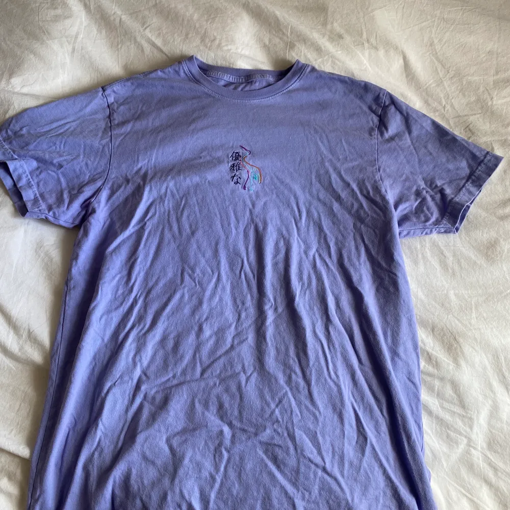 Lila oversized t-shirt i storlek L köpt i USA på Urban Outfitters, typ aldrig använd. T-shirts.