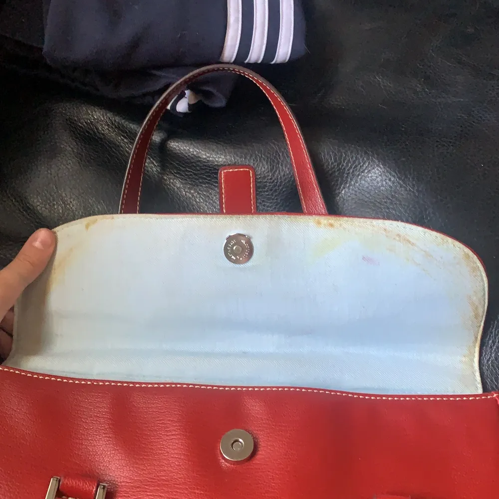 Världens finaste väska i en röd färg. Den är i bra skick förutom att den har lite missfärgningar på insidan (bild 3) men inget som märks! Frakt ingår ej ❤️. Väskor.