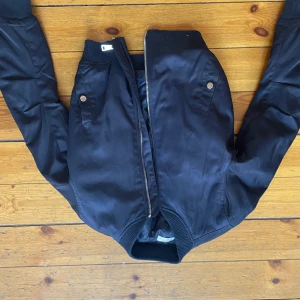 Snygg vår jacka bomber jacka mörk blå - Några år men knappt använd 