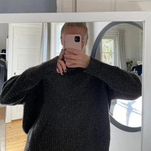 Stickad - Svart/grå stickad tröja med tjocka muddar. Supermysig och fin stickad! Frakt tillkommer