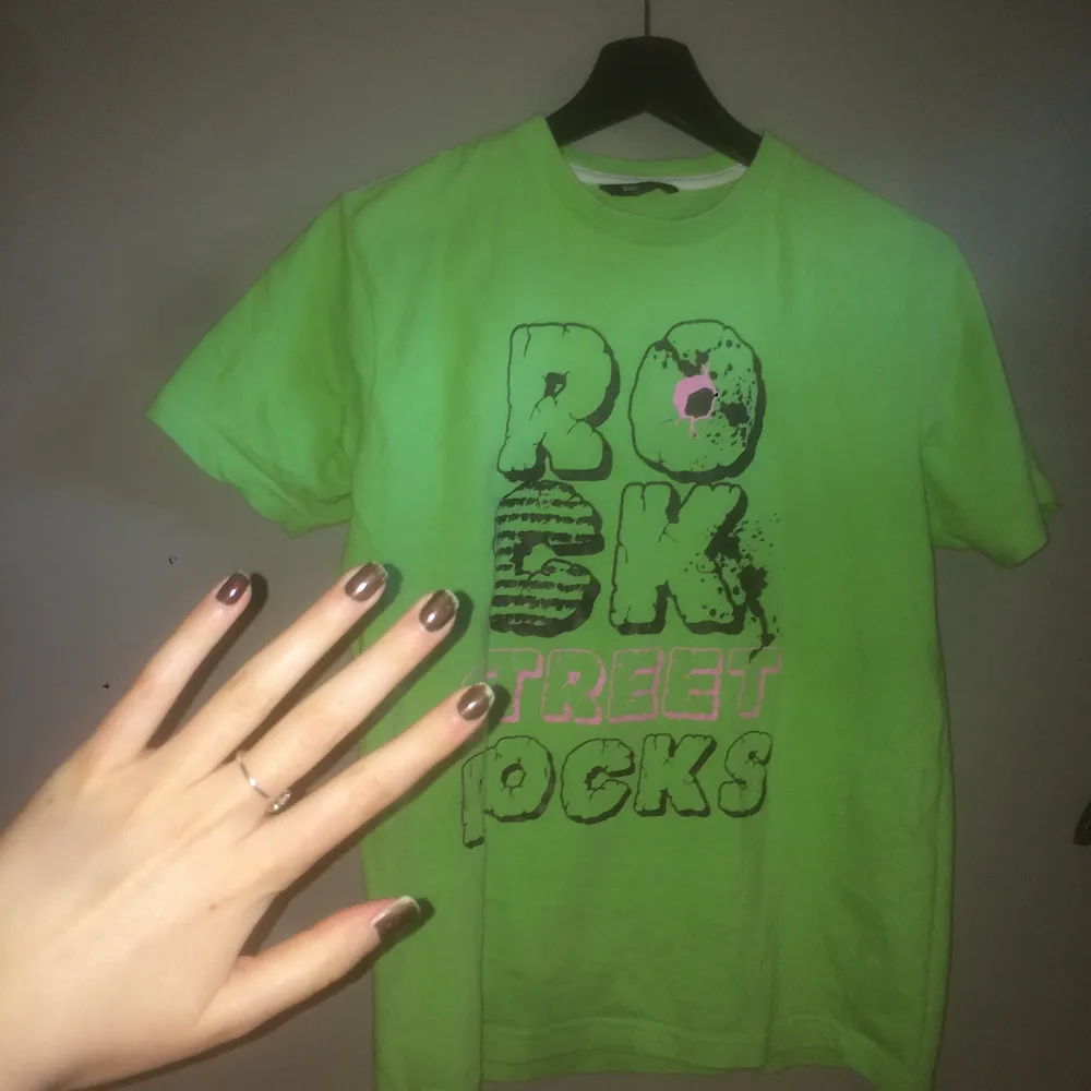 Fett söt t-shirt i limegrön färg. Den är i barnstorlek och sitter därför snyggt. Har svarta och rosa detaljer. Köpte second hand men i bra skick!. T-shirts.