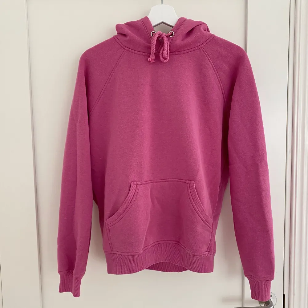 Jättefin rosa hoodie från Bik Bok strl XS 💓 fint skick och väldigt skön 💕 se bild 2 för passform. Kontakta mig för frågor / fler bilder. Hoodies.