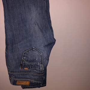 Ett par vintage jeans från Ann Christine. Lågmidjade med balla slitningar på låren. Så fina och supertrendiga just nu!