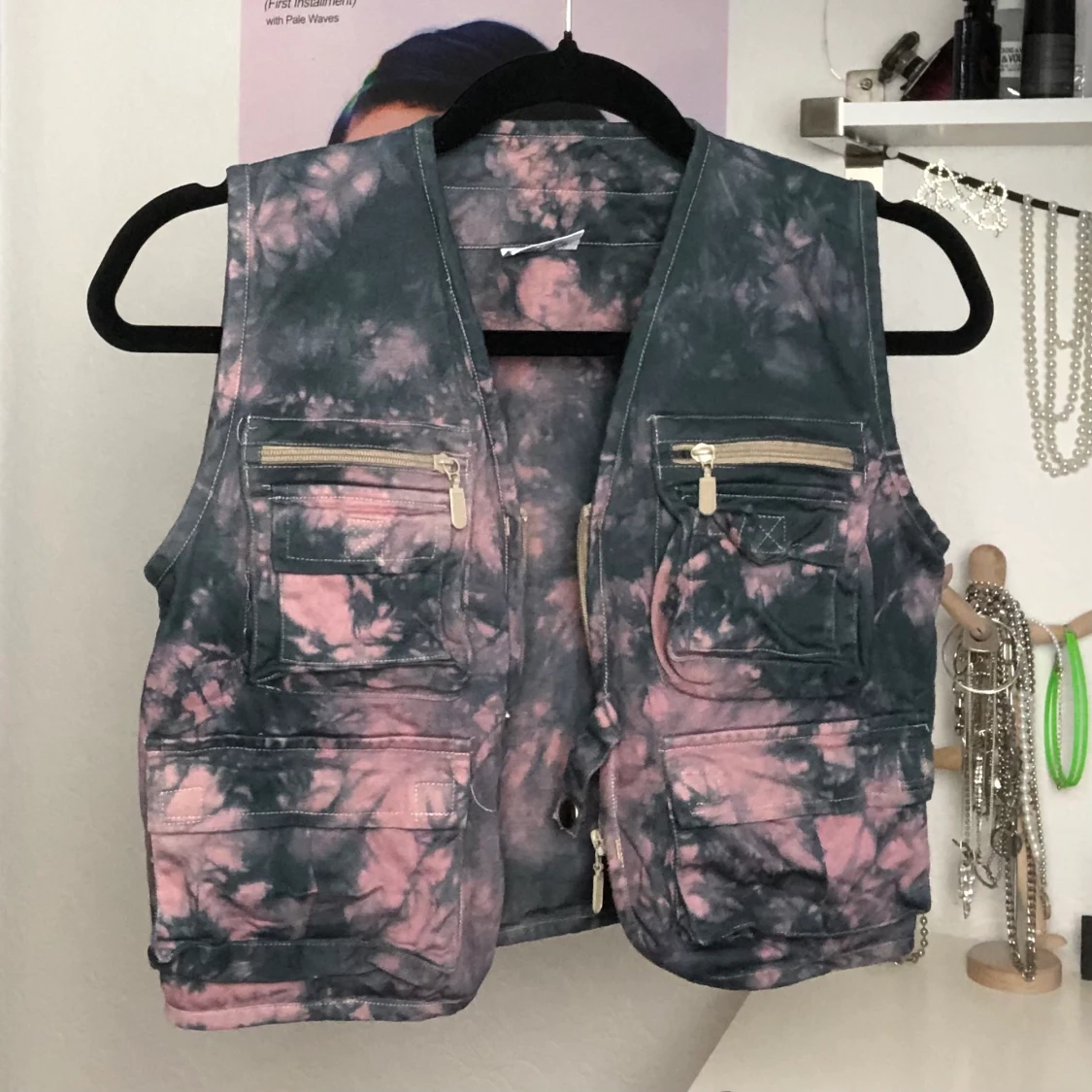 Rosa och mörkgrå tie dye väst