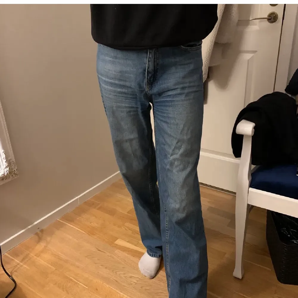 Jättefina trendiga raka mid rise jeans från Nelly, köpt för 699kr.. Jeans & Byxor.