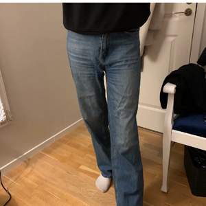 Jättefina trendiga raka mid rise jeans från Nelly, köpt för 699kr.