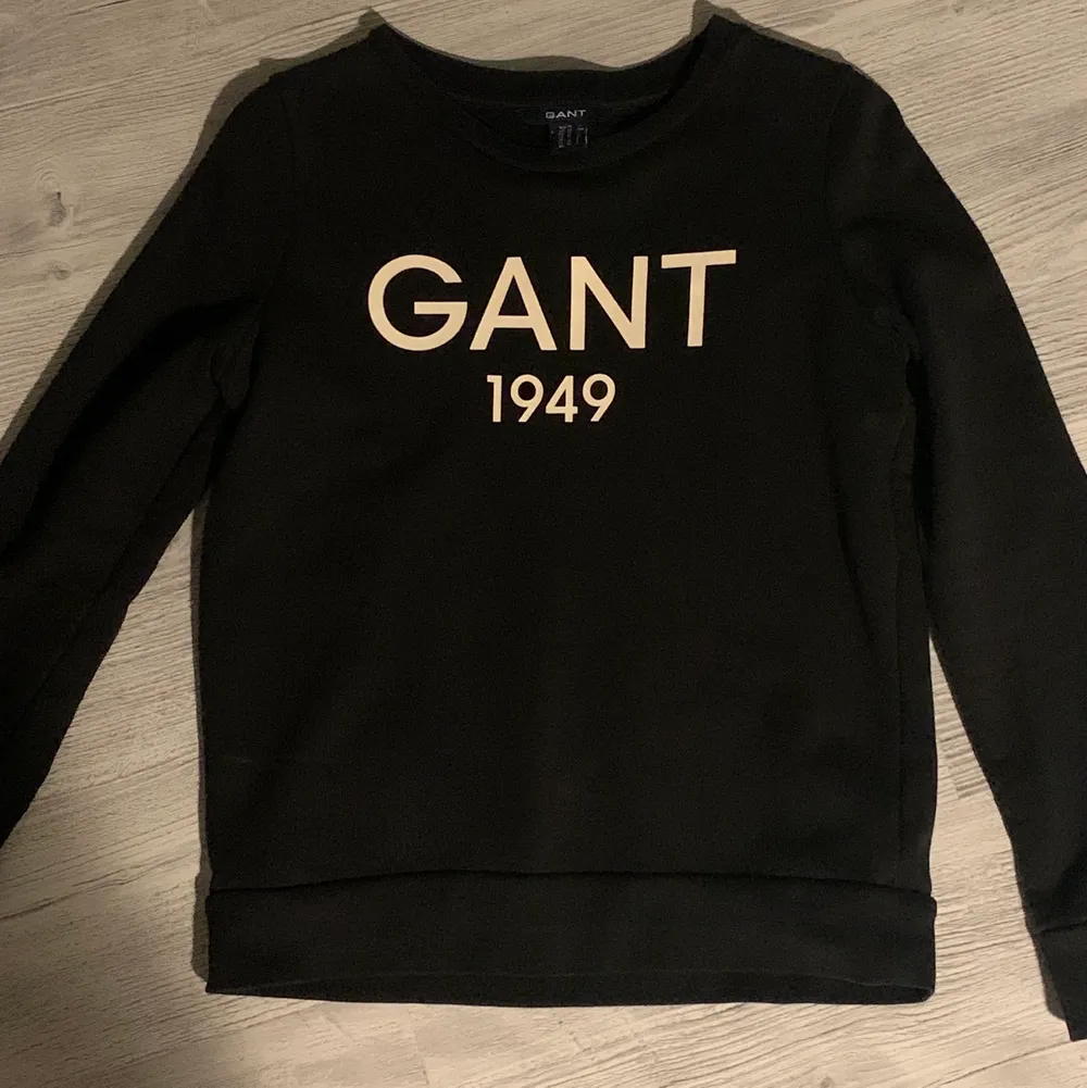 Fin tröja från Gant. Säljer då den är för liten för mig. Väl använd, men gott skick🥰 Skriv om du har frågor eller vill se fler bilder. Nypris ca 1000kr💘. Tröjor & Koftor.