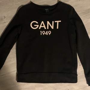 Fin tröja från Gant. Säljer då den är för liten för mig. Väl använd, men gott skick🥰 Skriv om du har frågor eller vill se fler bilder. Nypris ca 1000kr💘