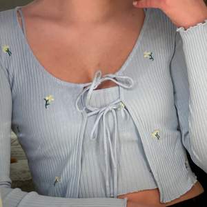 Ett gulligt linne och matchande kofta från Bershka. Ljusblå med små blommar på. Endast använd 2 gånger. I storlek M men passar S också. 
