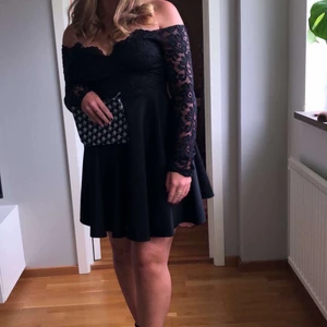 Superfin svart klänning från Nelly - En superfin svart klänning från Nelly med fin spets på armarna. Klänningen är bara använd endast en gång vilket gör att den är som ny. Klänningen är i storlek S och sitter mycket fint på. 250kr + frakt, priset kan diskuteras.