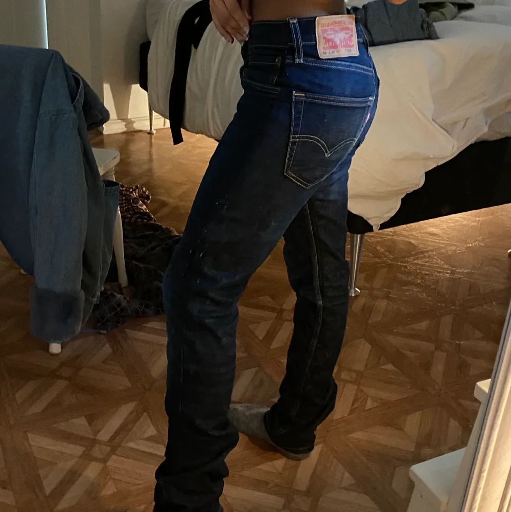 Säljer dessa skit snygga lågmidjade jeans från Levis. Jag är 160cm och dom är lite långa för mig så skulle passa någon 160-167. Skulle säga att dom är stolek S-36 eller 25/26 . Jeans & Byxor.