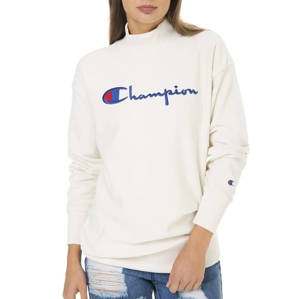 Champion sweater med liten polokrage. Beige färg. Köpt för 900kr, använd fåtal gånger. Jag har oftast S, denna är i M. . Tröjor & Koftor.