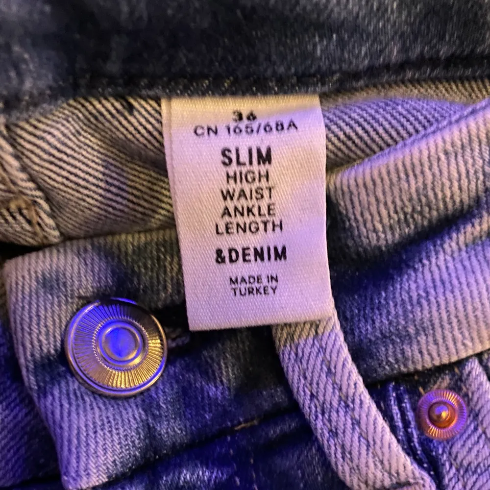 Jeans, H&M, storlek 36, aldrig använt, 200kr. Jeans & Byxor.