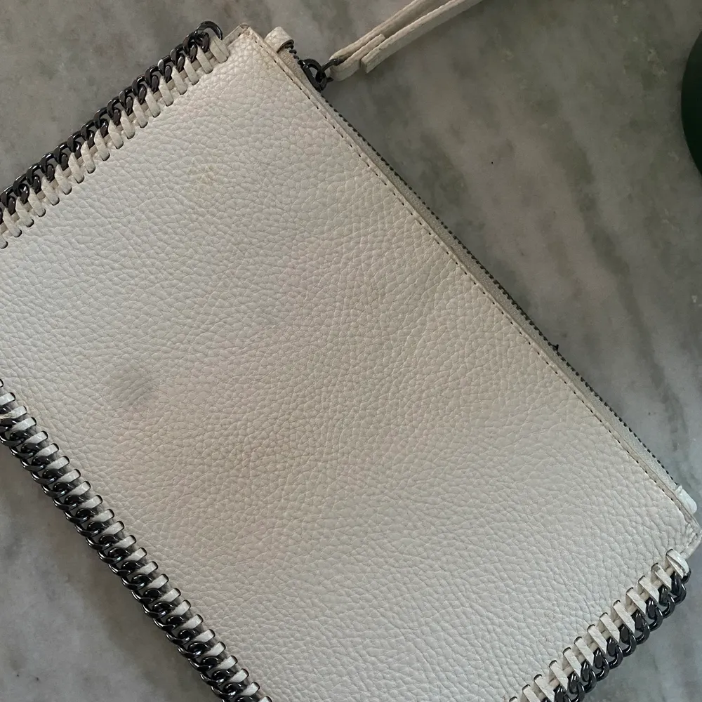 Superfin clutch som jag tror är från Mango och påminner mycket om Stella MCCartneys design på hennes väskor. Inköpt för längesen så den finns inte att få tag på någonstans!😌. Väskor.