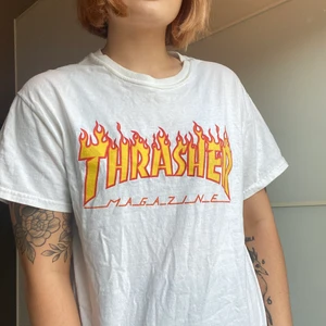 Thrasher t-shirt - Väll använd men inte kommit till användning på evigheter nu så det var dags att sälja! Den är överlag i fint skick men tycket har spruckit aning som syns om man zoomar in! ❤️ Frakt ingår inte!