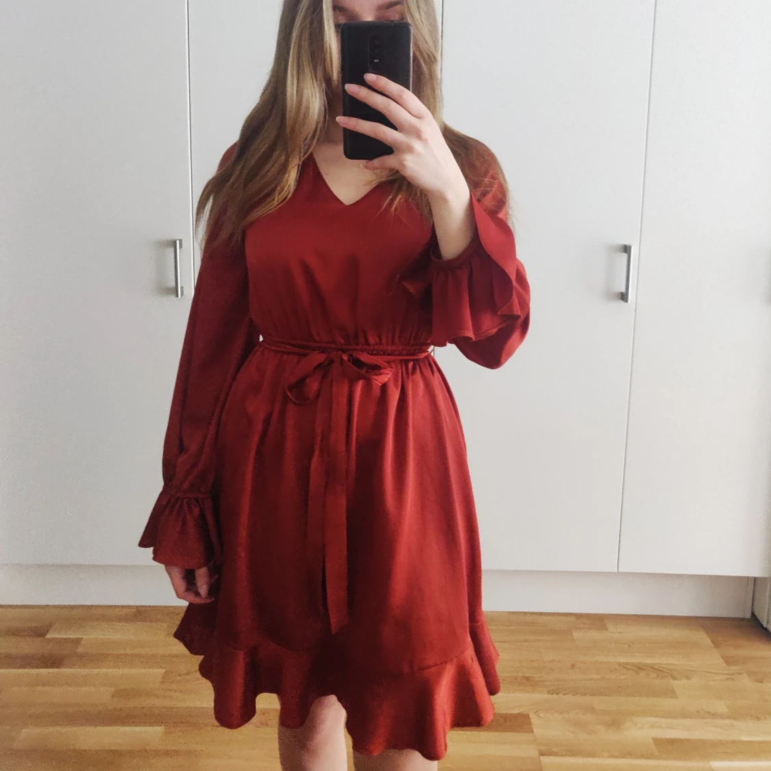 Roströd volangklänning