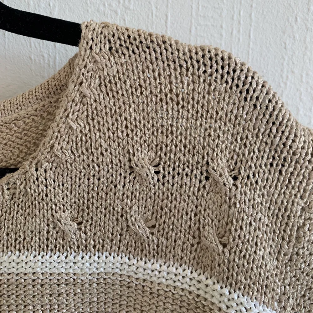 Cute, vintage sweater in T-shirt shape. Beatiful beige colour with nice knitted details. Also cute as an oversized fit. . Stickat.