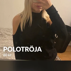 Svart polo tröja - Svart polo tröja från bikbok storlek xs. Med öppna axlar. 