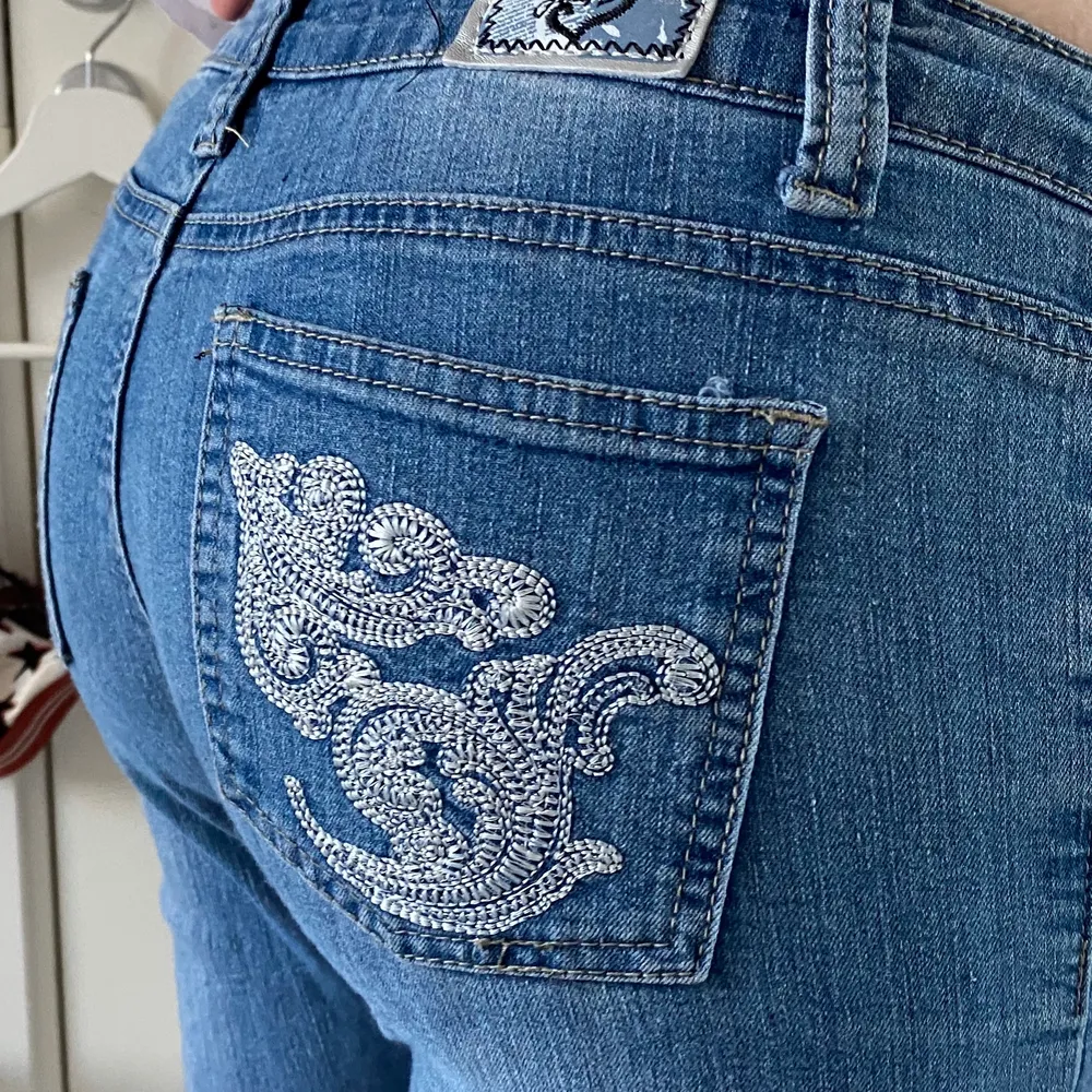 Skitfina lågmidjade jeans med mönster på fickorna (jag är 174cm) . Jeans & Byxor.