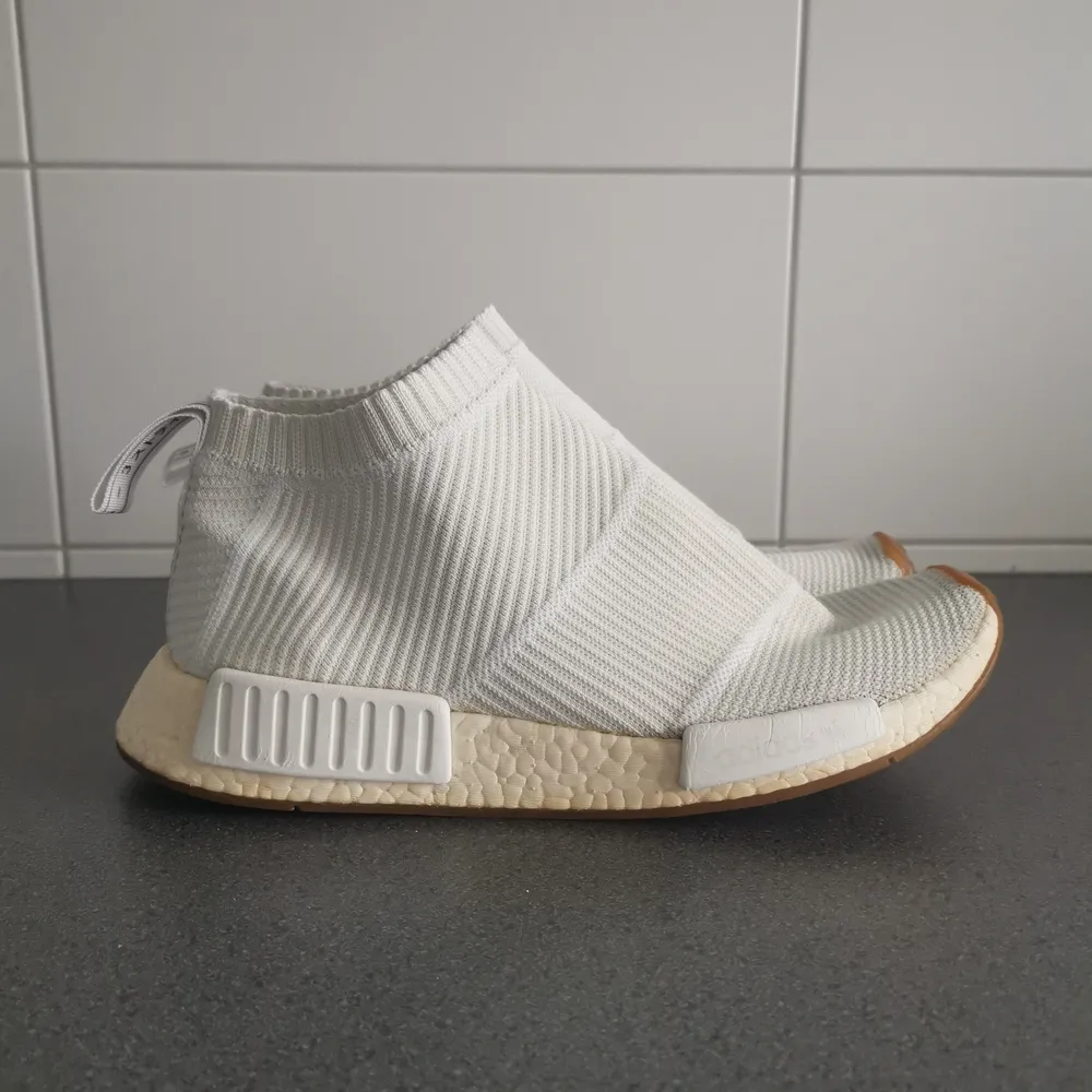 Jättefina adidas skor i storlek 43 1/3. Skick 7/10! Denna storlek kostar runt 3000kr på StockX då de är slutsålda över allt. Det är bara att komma med bud, högsta budet vinner. . Skor.