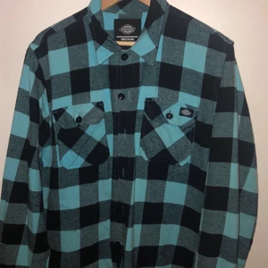 Dickies skjorta  - Sjukt fin dickies skjorta i blå, Storlek M, 250 kr + frakt 😆, säljer då jag inte kommer använda den i sommar ✌🏻💞 