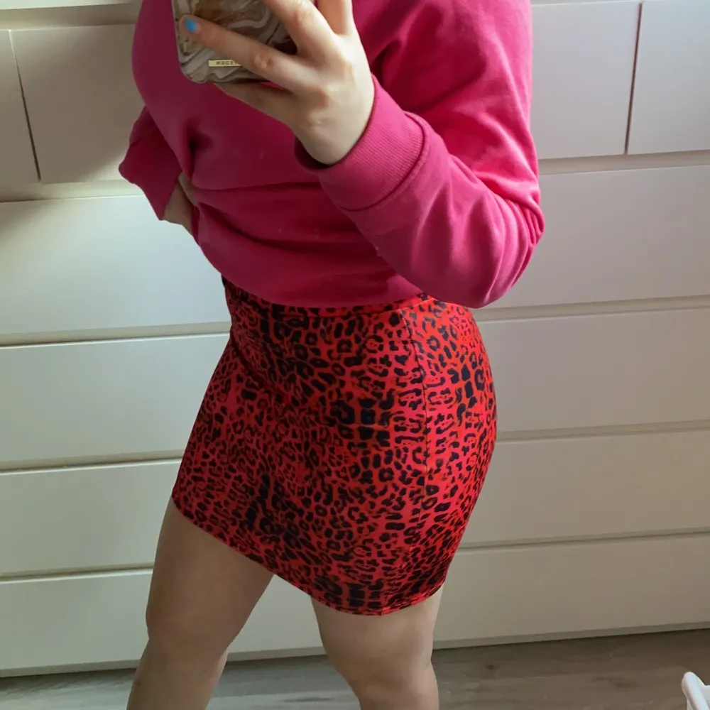 Säljer min röda leopardkjol (som för övrigt inte rekommenderas att matcha med rosa hoodie...) iallafall den är köpt på Nelly och är storlek S. Kjolar.