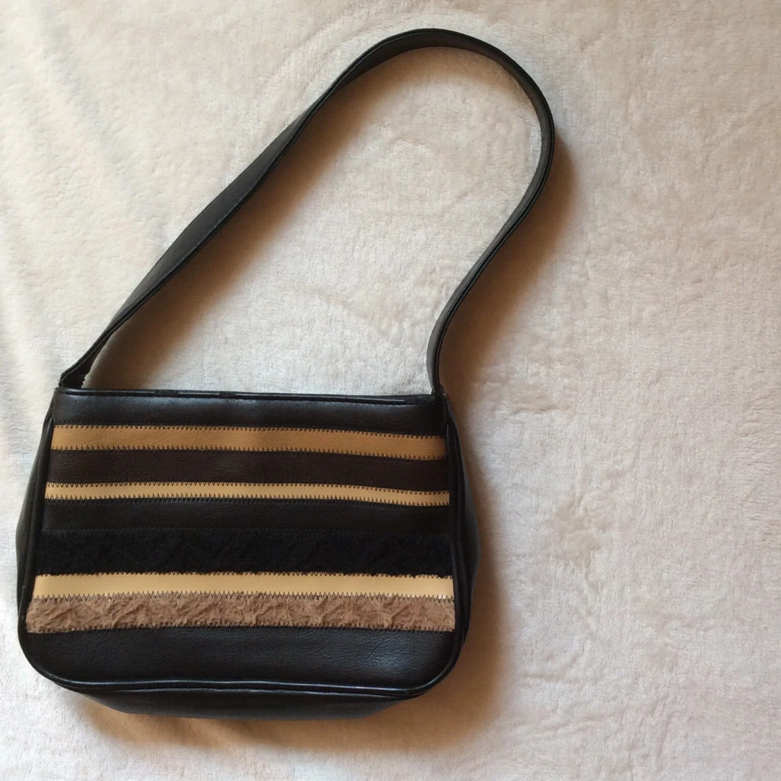 Söt väska med pälsdetaljer