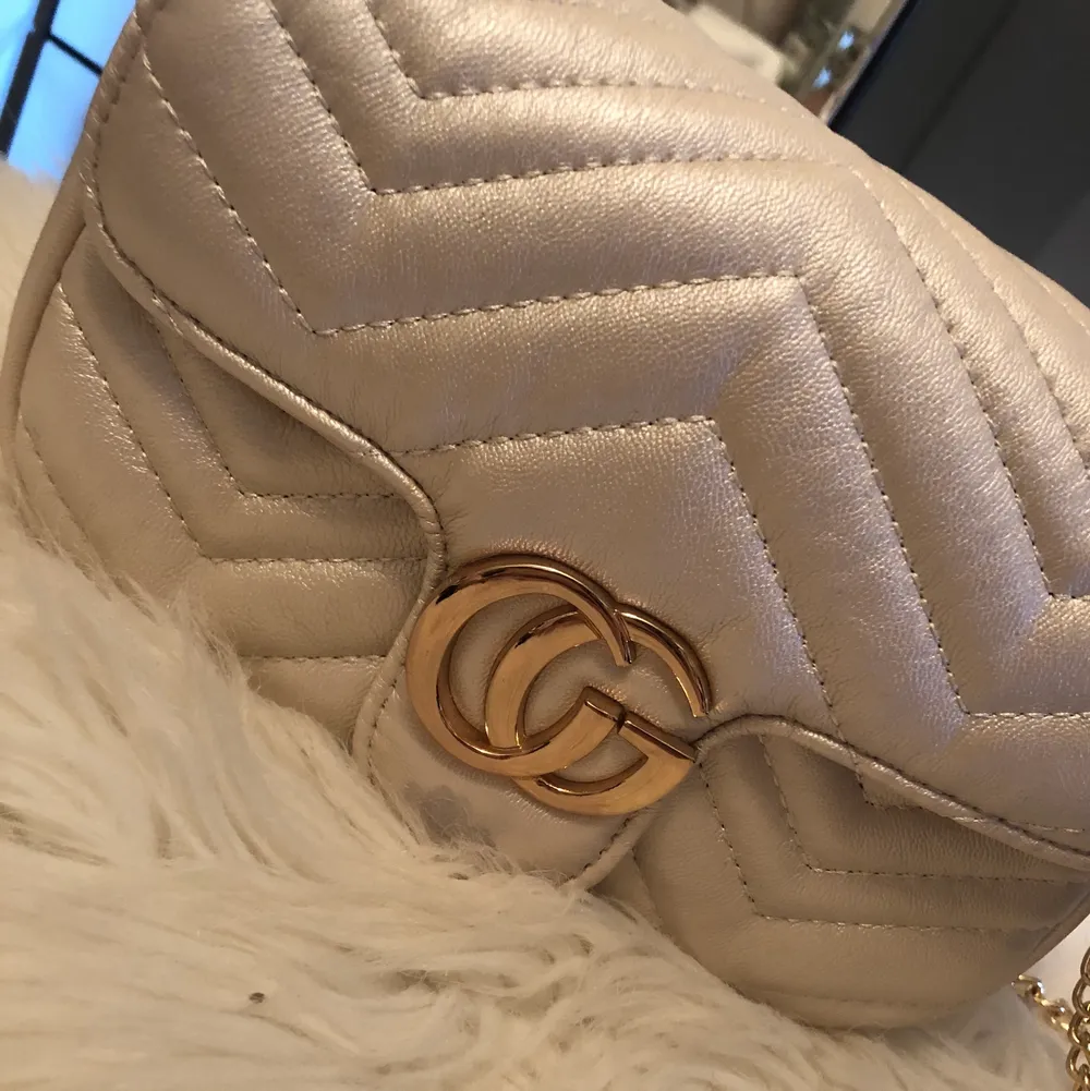 🌸A-kopia Gucci väska köpt utomlands. Den vita har en defekt (fläck under GG) och säljs för 150kr. Aldrig använda Nypris 400krst🌸. Väskor.
