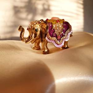 💛FÖRST TILL KVARN💛 En liten jättesöt & dekorativ elefant. Köpte den som en souvenir från Dubai😍 Guldfärgad järn, täckt av pärlemor, små kristaller & drag som påminner om kulturen. Som en liten ask avsedd för små örhängen vid nattduksbordet, eller som dekoration✨Vill bli av med ASAP! 💕