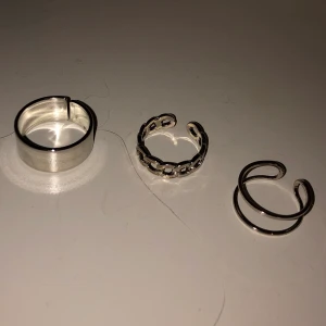 Ringar i silver - Säljer dessa tre justerbara ringar, inte äkta 💕 35kr styck eller 100kr för allihopa :) ringen till vänster och den i mitten är såld!!!