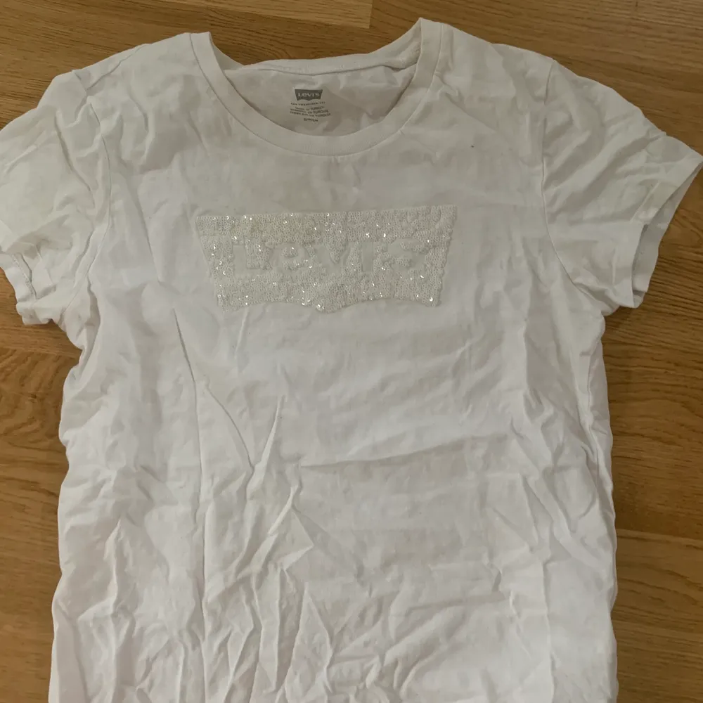 Säljer denna coola Levis t-shirt, som knappt är använd! Den är i storlek s , och nypriset är runt 350kr, säljs för 30! . T-shirts.