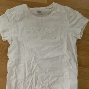 Säljer denna coola Levis t-shirt, som knappt är använd! Den är i storlek s , och nypriset är runt 350kr, säljs för 30! 