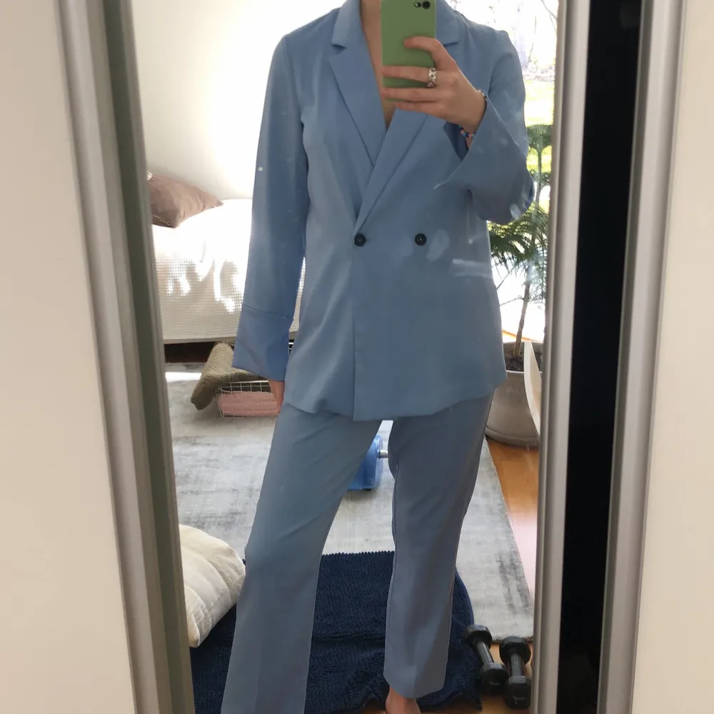 Ett snyggt kostymset från Gina trikå i ljusblå färg. Byxorna är höga i midjan. Köpare står för frakt.. Kostymer.