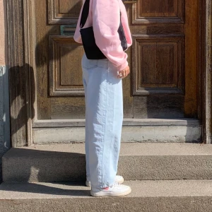 Ljusblåa jeans - Nypris på dessa var 349kr. Sjukt snygga till allt och perfekt färg till sommaren (är 160cm)🥰 storlek 38 🧚🏻‍♀️