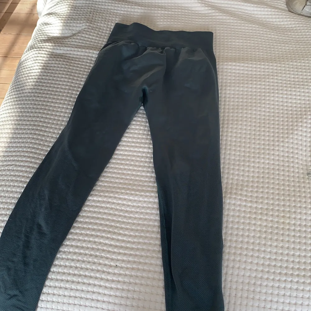 Säjer ett par oanvända ICIW leggings eftersom dom nt passar mig. Dom är i storlek S och är perfekta för träning. Färgen är en slags mörk grön så dom är antagligen squat proof!. Jeans & Byxor.