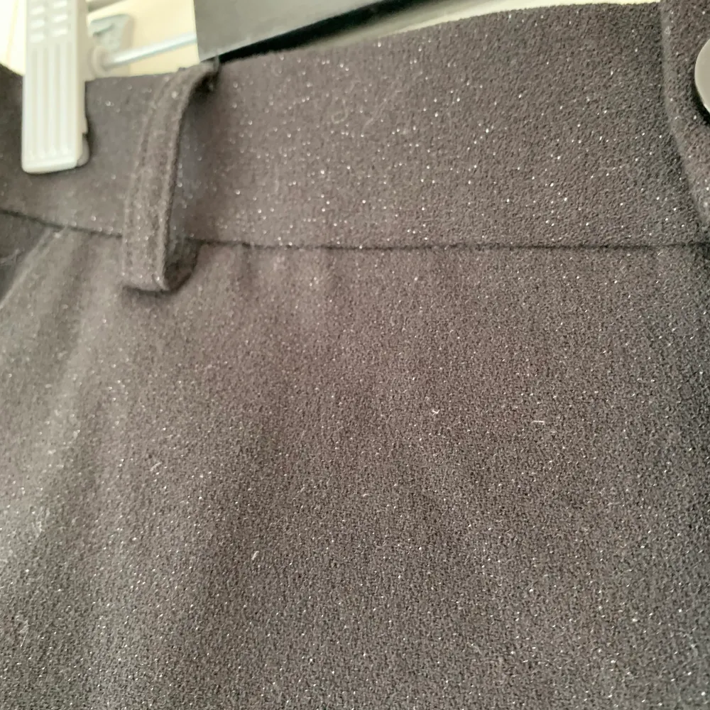 Ett par fina kostymbyxor i stl 36 från Custommade. Färg svart med ”silverglitter”(se bild 2). Ny pris 1500kr och knappt använda ❤️❤️. Jeans & Byxor.