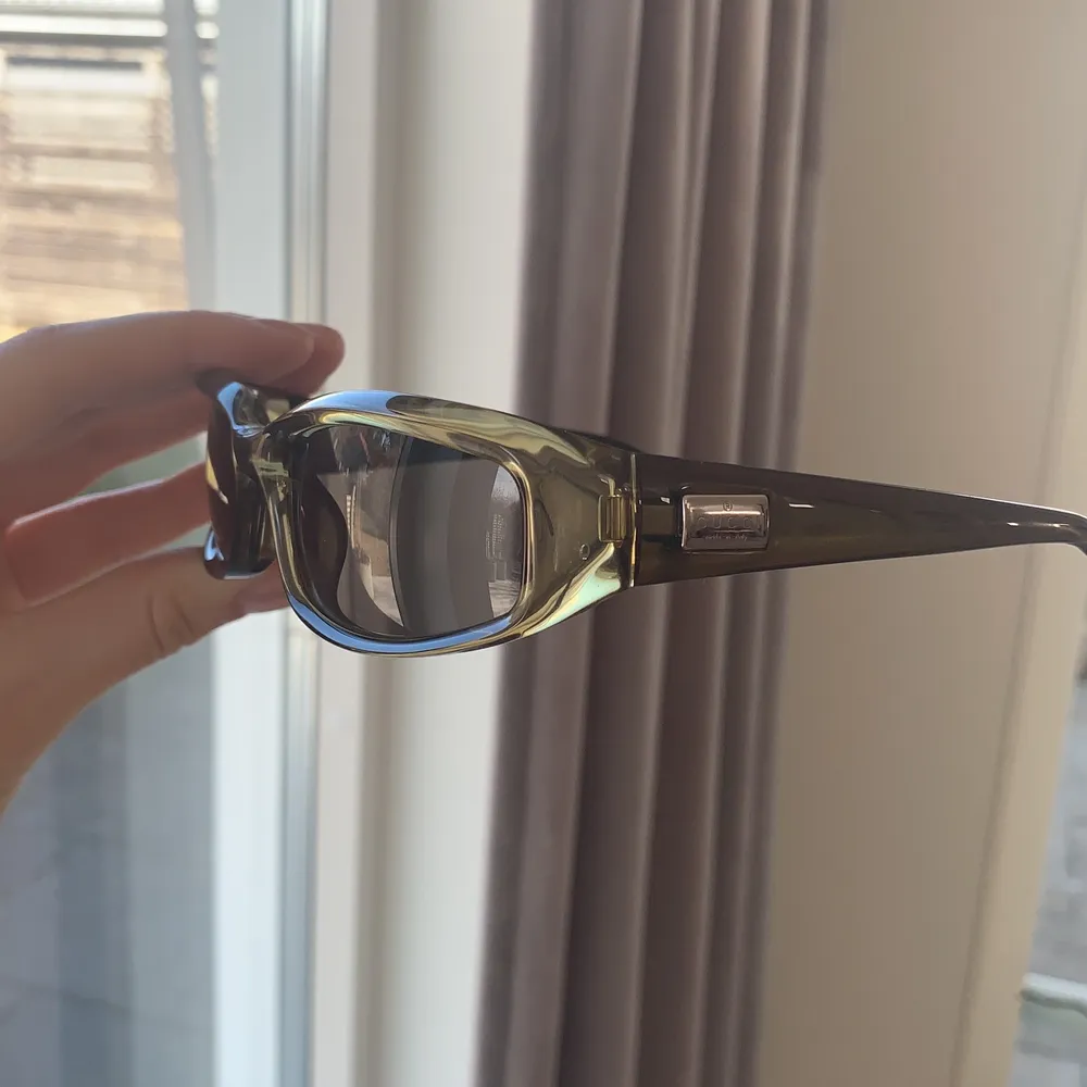 Solglasögon från Gucci i nyskick. Köpta i början på 2000 och har knappt används efter det. Därför finns det inga repor på dom. Kan skicka mer bilder om det skulle önskas 🥰. . Accessoarer.