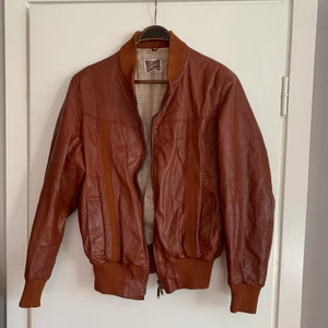 Skinnjacka Sejson Malung  - Jättefin brun skinnjacka från Sejson Malung. Unisex i storlek M/L, från 80-talet men i jättefint skick. 