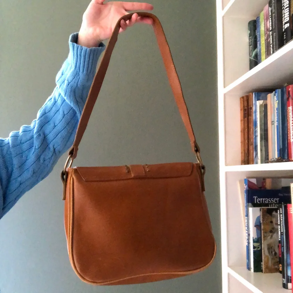 Underbar väska köpt second hand. Knappt använd så den är i toppskick👌🏼bra förvaring där mycket får plats🙏🏼💘. Väskor.