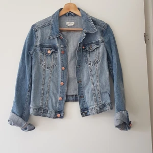Jeansjacka - Jeansjacka från H&M i storlek S. I väldigt gott skick, använd enbart ett par gånger. 
